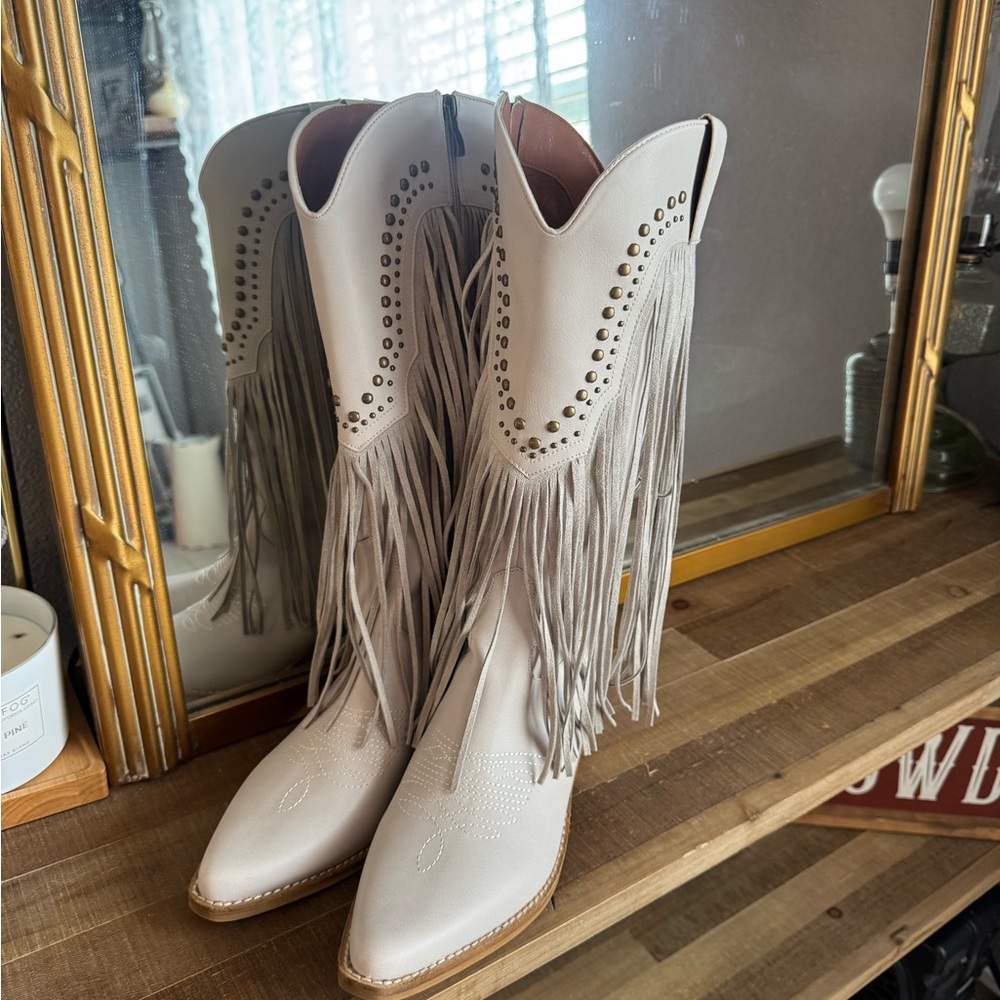 Gorgeous grey Fringe boots